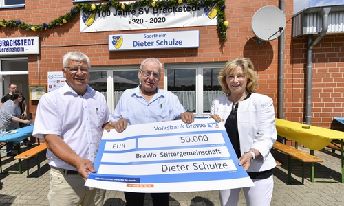 Dieter Schulze (Mitte) überreicht zur Gründung seiner Sportstiftung einen Scheck an Claudia Kayser, Vorstandsvorsitzende der BraWo Stiftergemeinschaft. Manfred Rösner, 1. Vorsitzender des SV Brackstedt (links) freut sich, dass die Erträge direkt dem SV Brackstedt zugute kommen.