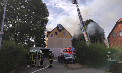 Die Drehleiter ist im Einsatz.