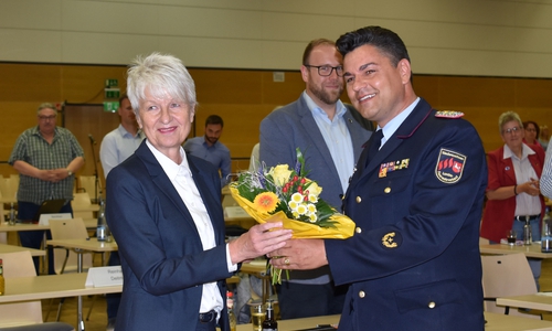Landrätin Christiana Steinbrügge verabschiedete während einer Sitzung des Kreistages den früheren Kreisbrandmeister Tobias Thurau.