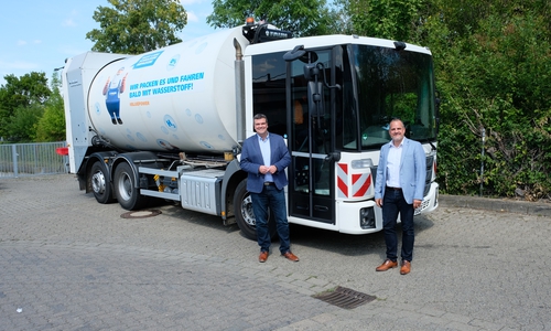 Landrat Dr. Alexander Saipa (li.) und KWB-Betriebsleiter Thomas Ebert stellen den Datensammler vor. Das dieselbetriebene Müllsammelfahrzeug ermittelt über verschiedene Parameter den Energiebedarf einer Restmülltour. 