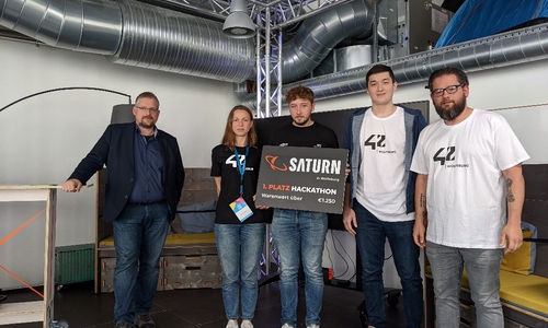  Das Team der 42 Wolfsburg erhält den ersten Platz beim Hackathon. 