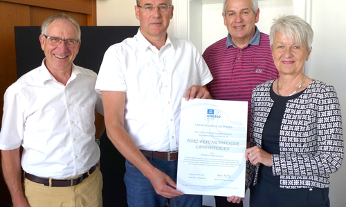 Freuen sich über die „Grüne Karte“: Geschäftsstellenleiter Dr. Klaus George, Landrat Matthias Jendricke, Geschäftsstellenleiter Dr. Henning Zellmer und Landrätin Christiana Steinbrügge (v. l.).