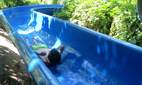 Die Wasserrutschmeisterschaft findet zum 38. Mal im Freibad Bürgerpark statt.
