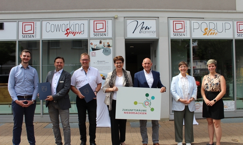 Jan Niklas Kott (Projektmanager der NewKammer), Wirtschaftsförderer Tobias Heupke, Fachbereichsleiter Thorsten Scheerer, Ministerin Birgit Honé, der stellvertretende Bürgermeister Uwe Zimmermann, Ulrike Witt (Landesbeauftragte des Amtes für regionale Landesentwicklung Braunschweig) und Isabell Hoffmann (Mitarbeiterin Stadt Seesen.