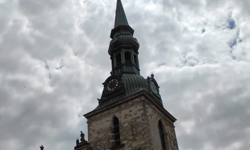 An der Kirchturmuhr fehlen die Zeiger.