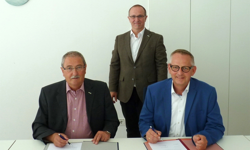 Samtgemeindebürgermeister Dirk Neumann (re.) unterzeichnet gemeinsam mit Verbandsvorsteher Lutz Erwig (li.) und Verbandsgeschäftsführer Olaf Schröder den Vertrag zur Aufgabenübertragung in Peine. 