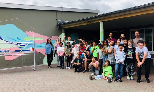 Die Schüler im künstlerischen Schaffen an Wand und Boden der Hellwinkelschule.