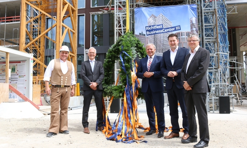 Freuen sich über das Richtfest zum "Business Center III" im BraWoPark: Oberpolier Michael Oberbeck (Ed. Züblin AG), Martin Schaepe (kfm. Direktionsleiter Ed. Züblin AG), Jürgen Brinkmann (Vorstandsvorsitzender Volksbank BraWo), Dr. Thorsten Kornblum (Oberbürgermeister von Braunschweig) und Dr. Rüdiger Stauth (STAUTH Architekten).