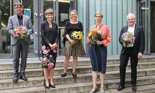 Das neue Präsidium: Präsidentin Prof. Angela Ittel (2. v. li.) mit Prof. Knut Baumann, Prof. Katja Koch, Prof. Tatjana Schneider und Prof. Arno Kwade (v. li.). Auf dem Bild fehlen Prof. Peter Hecker und der hauptberufliche Vizepräsident Dietmar Smyrek. 