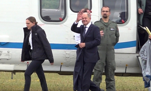 Olaf Scholz war am Nachmittag mit einem Bundeswehr-Hubschrauber in Drütte gelandet.