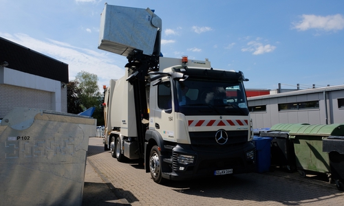 Die silbernen Depotbehälter sind auf die neue Entleerungstechnik abgestimmt: Statt mit einem Ladekran werden die Behälter mit einem Seitenlader nah am Fahrzeug hochgezogen.   