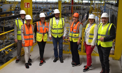 Henning Konrad Otto (Erster Stadtrat), Maren Göttle (Employee Relations Managerin), Anett Sachtleben (Kommunikation), Wittich Schobert (Bürgermeister), Jasna Rethmann (Standortleiterin Amazon), Nicole Job (Wirtschaftsförderin Stadt Helmstedt) und Gerhard Radeck (Landrat) (v. li.). 