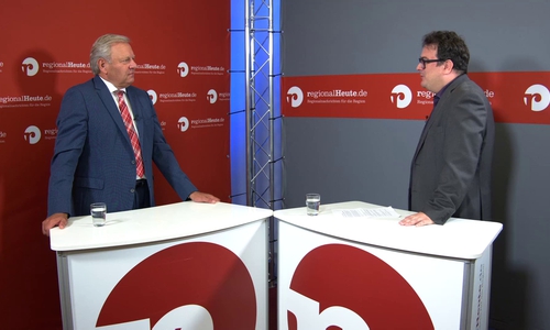 Jürgen Brinkmann (links), Vorstandsvorsitzender der Volksbank BraWo, im Gespräch mit regionalHeute.de-Chefredakteur Werner Heise.