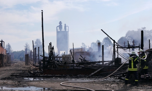 Die Polizei geht nach dem Brand in Stederdorf von einer Brandstiftung aus. Die Flammen hinterließen nicht nur Schutt und Asche, sondern auch einen Millionenschaden.