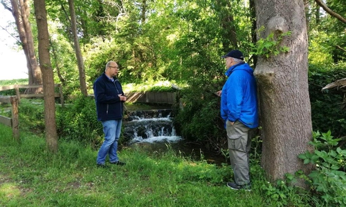 Jörn Domeier und Werner Denneberg an der Schunter.