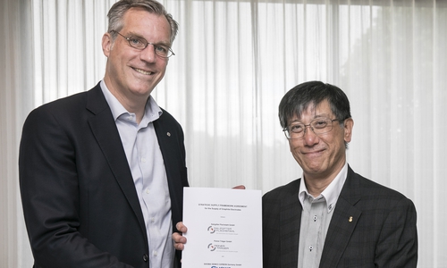 Freude bei der Vertragsunterzeichnung: Gunnar Groebler, CEO Salzgitter AG, und Makoto Takeda, CEO Showa Denko Carbon.