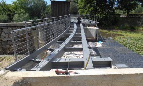 Die Brücke soll möglichst im August wieder freigegeben werden können.
