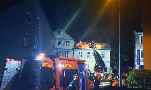 In der Dr.-Heinrich-Jasper-Straße brannte am Freitagabend der Dachstuhl eines Mehrfamilienhauses.