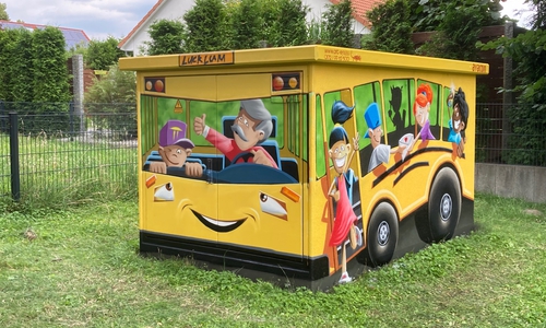 Das Motiv soll eine Hommage an eine, sich in der Nähe befindenden, Bushaltestelle darstellen. 