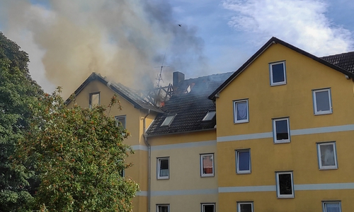 Auch beim letzten Brand, hier in der Töpferstraße, zerstörten die Flammen den Dachstuhl dieses Mehrfamilienhauses.