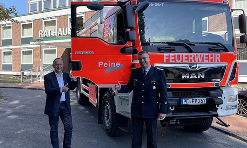 Bürgermeister Klaus Saemann und Dirk Tinius, Ortsbrandmeister Freiwillige Feuerwehr Peine - Kernstadt