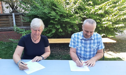 Kooperationsvereinbarung zu PACE wird unterschrieben.