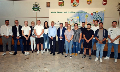 Oberbürgermeister Frank Klingebiel (Mitte) begrüßte im Rathaus die VW-Auszubildenden, die an der Jugendaustauschmaßnahme in den Gedenkstätten Auschwitz und Birkenau teilgenommen hatten sowie Christoph Heubner (8. v. l. ;Internationales Auschwitz-Komitee) und Vertreter/innen des Unternehmens Volkswagen.