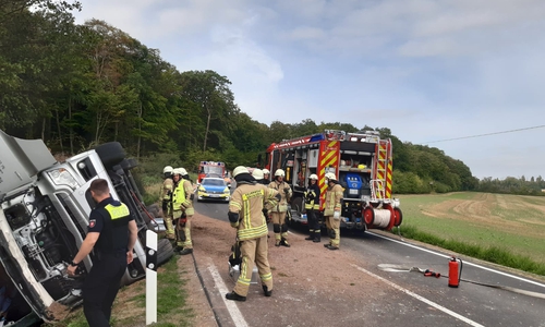 Der LKW war in den Graben gestürzt.