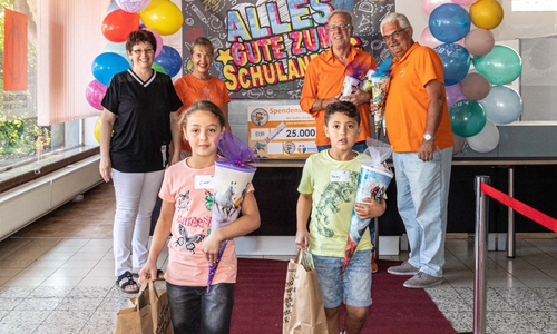 Die ersten beiden Kinder holten ihre Schultüten ab.