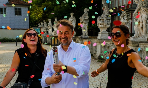  Bürgermeister Ivica Lukanic mit Anna Wohlert-Boortz (rechts) und Vivien Kendell vom Veranstaltungsmanagement der Stadt, eröffneten am Freitag das Altstadtfest
