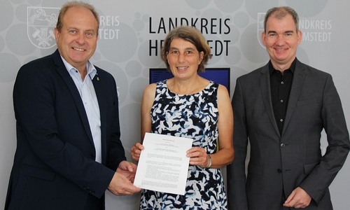 V.l.n.r. Landrat Gerhard Radeck, Beatrix Flatt, Dr. Burkhard Nolte (Vorstand Bildung & Kultur).