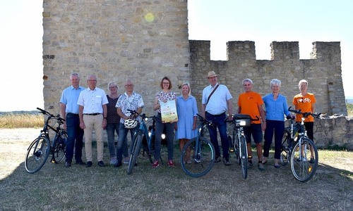 Sie laden dazu ein, am 11. September dieBraunschweigerLANDpartie zu besuchen (v.l.n.r.): Volker Meier(Geschäftsführer Nds. Landvolk Braunschweiger Land e.V.), Marc Lohmann(Bürgermeister Samtgemeinde Oderwald), Sonja Lohmann (MitarbeiterinSamtgemeindeverwaltung Oderwald), Alexander Waturandang (Inhaber Bikeand Barbecue, Hornburg),  Kerstin Geffers (KoordinatorinBraunschweigerLANDpartie), Gundula van Haßelt (Regionalverband GroßraumBraunschweig), Andreas Memmert (Bürgermeister Gemeinde Schladen-Werla),Klaus Eckstein (ADFC Wolfenbüttel), Landrätin Christiana Steinbrügge,Erica Neumann (ADFC Wolfenbüttel).