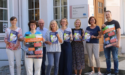 Das Organisationsteam lädt herzlich zum Hoffest ein und freut sich auf den Start ins neue Semester. (von links nach rechts: Sabine Flomm, Fachbereichsleitung vhs; Katja Schlager, Leitung BIZ und vhs; Martin Bujara, Leitung Musikschule; Heike Jirmann, Fachbereichsleitung vhs; Johanna von Anshelm, Leitung Kultur & Medien; Heike Gebhardt, Servicestelle Kultur; Nicola Muth-Waluga, Fachbereichsleitung vhs; Christoph Thiem, Fachbereichsleitung vhs, Rockbüro)