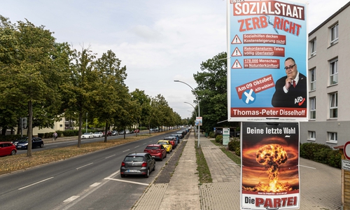 An einigen Laternen hängen schon Plakate zur Landtagswahl.