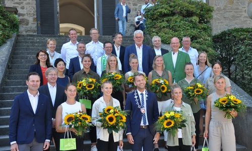 Unter anderem Oberbürgermeister Dennis Weilmann ehrte die Vize-Europameisterinnen des VfL Wolfsburg im Schloss Wolfsburg.