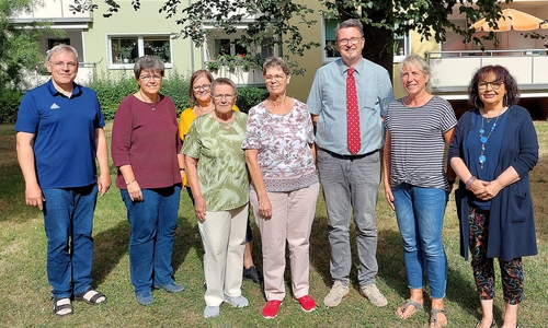 Der neue Vorstand: Matthias Lorenz, Anja Michaelis, Angelika Klein, Jutta Seelecke, Kreisvorsitzende Regina Schreiber, Vorsitzender Dirk Ohse, Iris Meier und Ulrike Storchmann (v. li.).