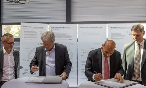 Alexander Stein, Geschäftsführung Salzgitter Flachstahl; Ulrich Grethe,Konzerngeschäftsleitung Salzgitter AG; Aashish Gupta, Executive VicePresident Primetals; Dr. Jan Friedemann Paul, Senior Vice PresidentPrimetals