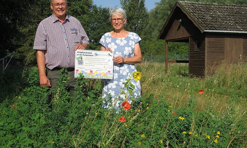 Die WEB-Mitarbeitenden Gudrun Peters und Henning Schulze an der WEB-Pumpstation in Almke
