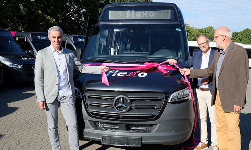 Verbandsdirektor Ralf Sygusch, Verbandsvorsitzender DetlefTanke und Abteilungsleiter Verkehr Fritz Rössig, nahmen diebarrierefreien Kleinbusse in Empfang.