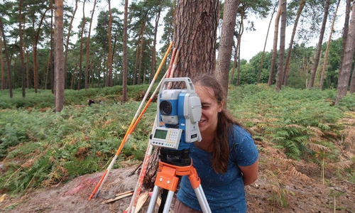 Im Rahmen der Lehrgrabung machen sich die Teilnehmenden mit modernen Vermessungsmethoden vertraut.