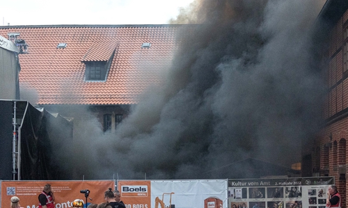 Schwarzer Rauch zog über Schloss Salder.