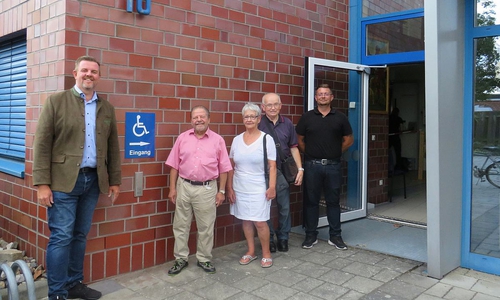 Offizielle Einweihung in kleiner Runde – Gemeindebürgermeister Andreas Busch, Bernd Krüger vom AWO Ortsverein Lehre, Ute Wolter vom Sozialverband Lehre, Manfred Hoppe vom Sozialverband VdK Lehre und Eugen Siegmund, Bautechniker der Gemeinde Lehre probieren die neue barrierefreie Tür aus.