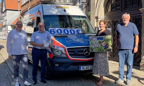 Björn Reckewell, Volker Rasche, Julia Meisenburg (ASB / Wünschewagen), Harald Mikat (alle Herren von der Freimaurerloge Wilhelm zu den drei Säulen aus WF)