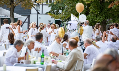 Stimmungsvoller Abschluss der Sommeraktionen – zahlreiche Gäste zog es beim Dinner in White auch auf die Tanzflächen.