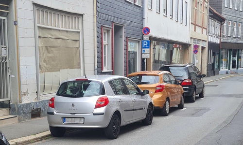 Waren die Autos weit genug am linken Fahrbahnrand abgestellt, war es bereits eng in der oberen Marktstraße. Parkten Autos zu weit vom Bordstein oder waren zu breit, passten große Fahrzeuge nicht mehr vorbei.