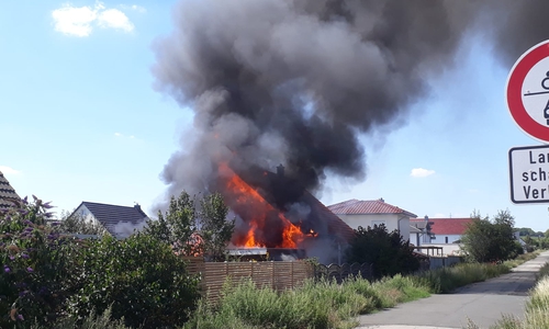 Schnell griffen die Flammen vom E-Scooter auf das Wohnhaus über.