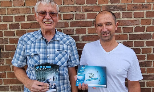 Bernd Koltrowitz, Beauftragter für Prävention, und Außenstellenleiter Nicolas Knuth (rechts) stellen das Informationsmaterial zum Thema Zivilcourage vor.