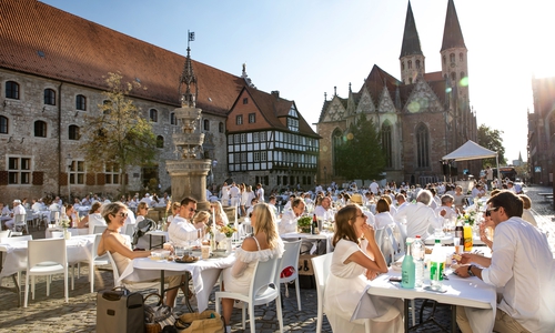 Ein Sommerabend in Weiß: Rund 1.200 Gäste genossen am 28. August das Dinner in White auf dem Altstadtmarkt, dem Magnikirchplatz und dem Wollmarkt. 
