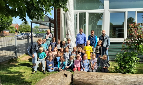 Die Klasse 1A der Grundschule Dettum mit der Schulbegleiterin Pamela Habig und der Lehrerin und Sybille Fenner, Samtgemeindebürgermeister Marco Kelb sowie die Bauamtsmitarbeiter Timo Löffler und Ingo Franke.
