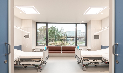 Im Patientenzimmer der Zukunft sind die Betten gegenüber statt nebeneinander aufgestellt. 